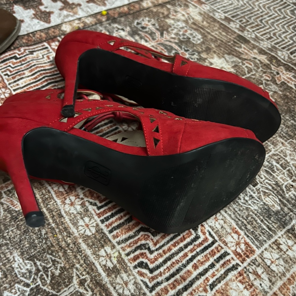Red Heels - Picture 4 of 5